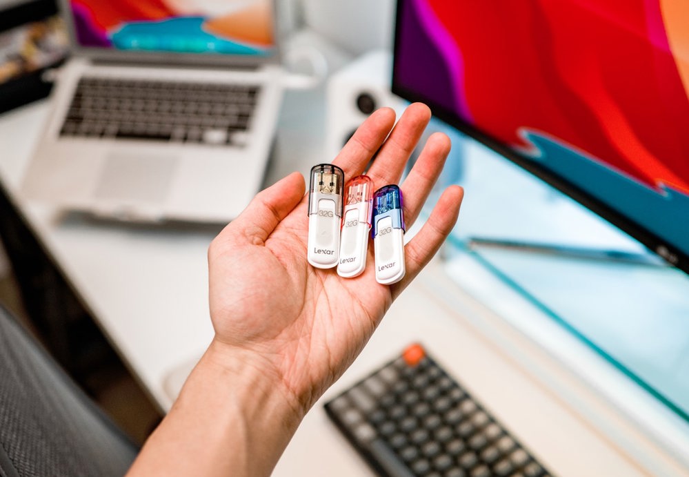 Person holding USB keys